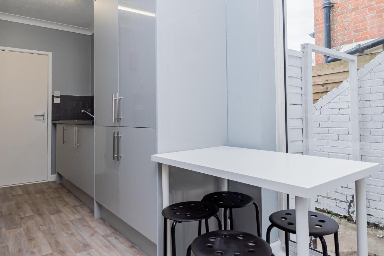 Shirley House 2, Self Catering Guest House, Self Check In, Smart Locks, 10 Min Walk To Southampton General, Aspire And Princess Anne Hospitals, Access To Fully Equipped Kitchen, Excellent Transport Links, Ideal For Longer Stays And Hospital Shifts Esterno foto